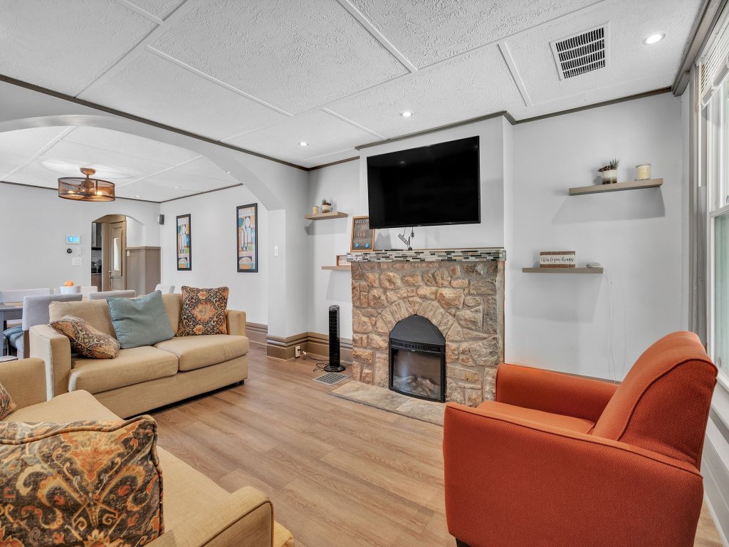 Modern Home, 8 Min to Airport and 5 Min to OSU Vacation Rental in Ohio - RedAwning