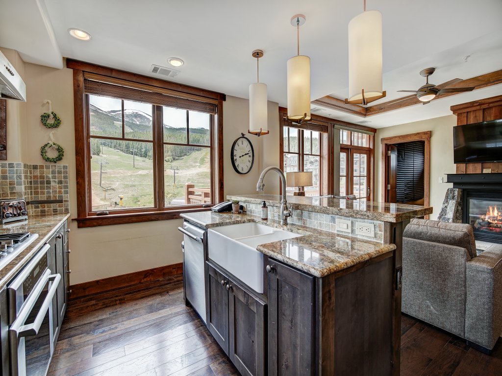 Luxury 4 Bedroom Condo on Peak 8 Vacation Rental in Breckenridge - RedAwning