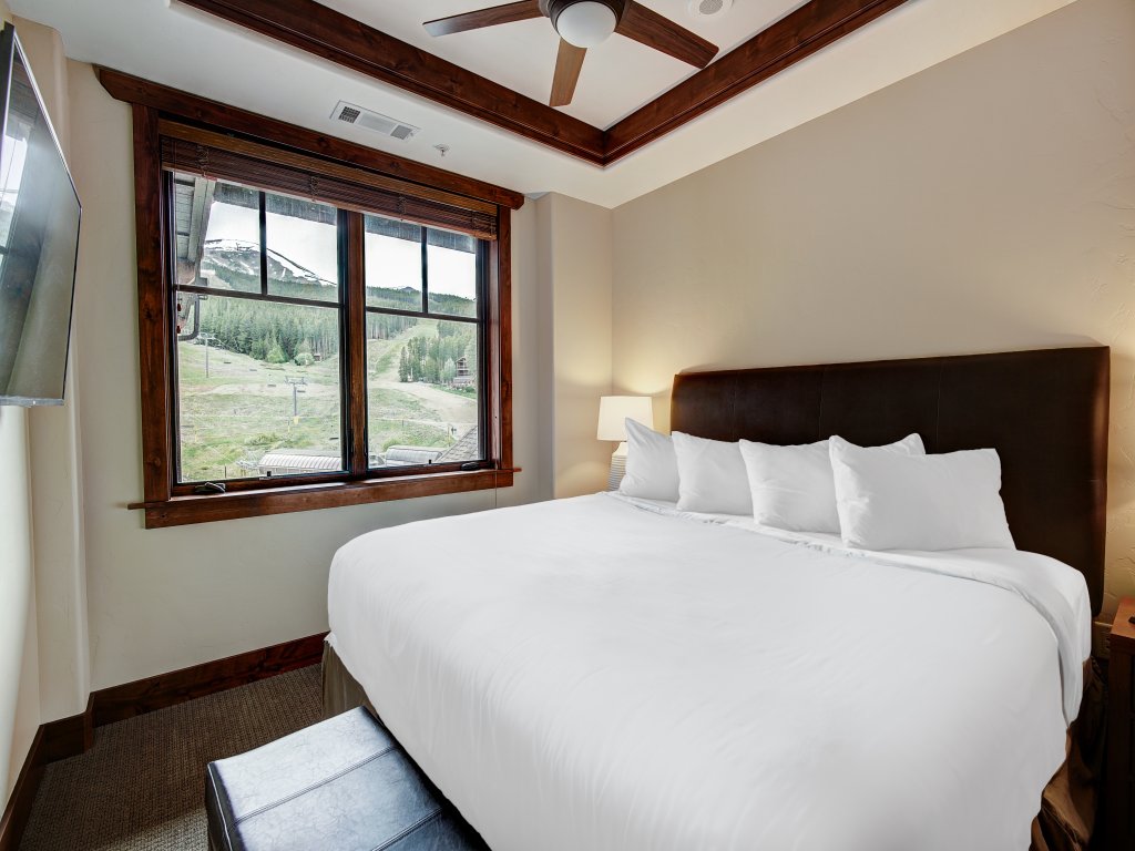 Luxury 4 Bedroom Condo on Peak 8 Vacation Rental in Breckenridge - RedAwning