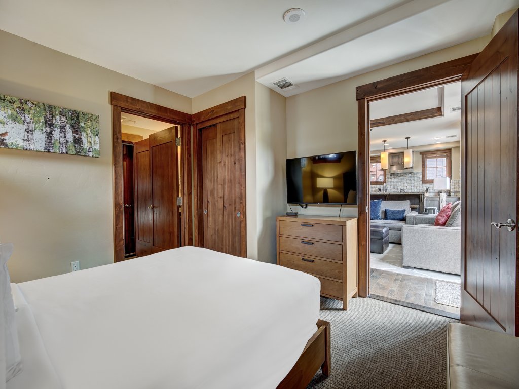Luxury 4 Bedroom Condo on Peak 8 Vacation Rental in Breckenridge - RedAwning