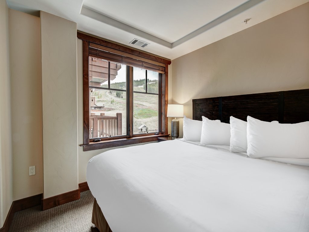 Luxury 4 Bedroom Condo on Peak 8 Vacation Rental in Breckenridge - RedAwning