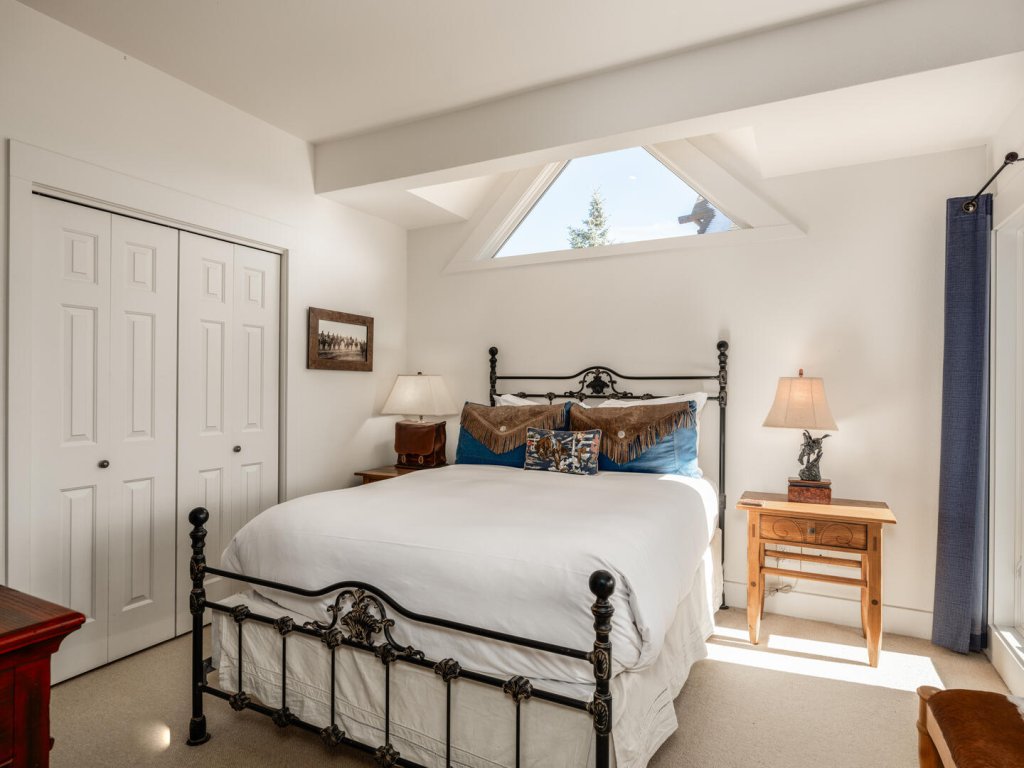 Saddle Ridge F5 Vacation Rental in Big Sky - RedAwning