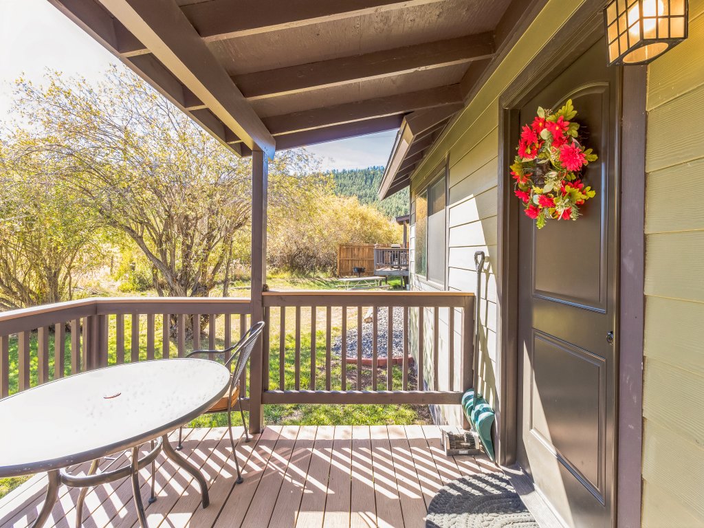 Cozy Cabin Retreat with Scenic Views Vacation Rental in Arizona - RedAwning