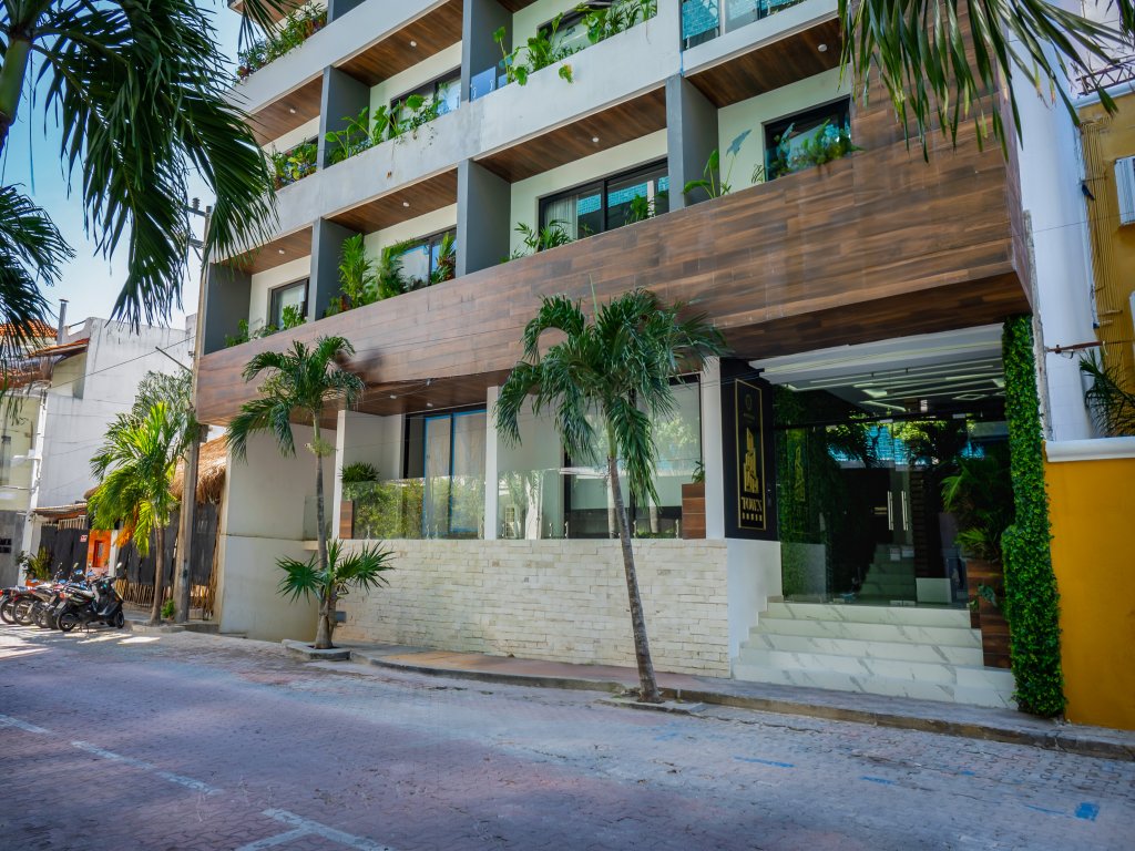 Menesse Town Tower 202 Vacation Rental - RedAwning