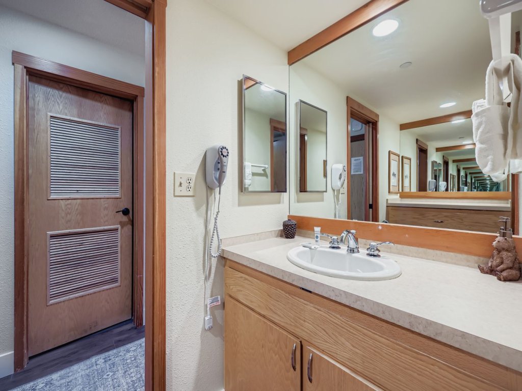 1483 Lakeside Vacation Rental in Keystone - RedAwning