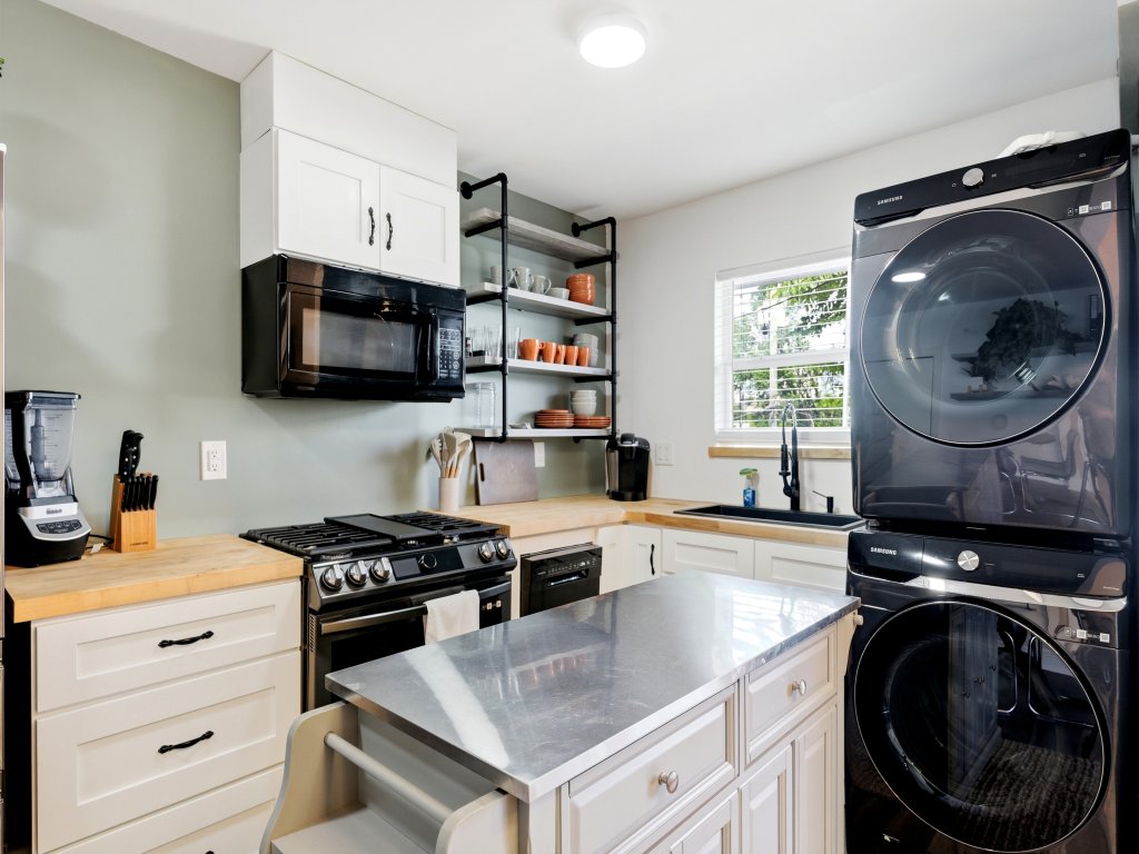 Stylish Museum Apt 3 Comfort & Culture Combined Vacation Rental in Houston - RedAwning