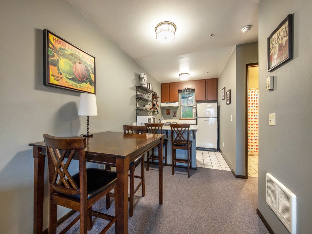 18 Lodge Vacation Rental in Hood River - RedAwning