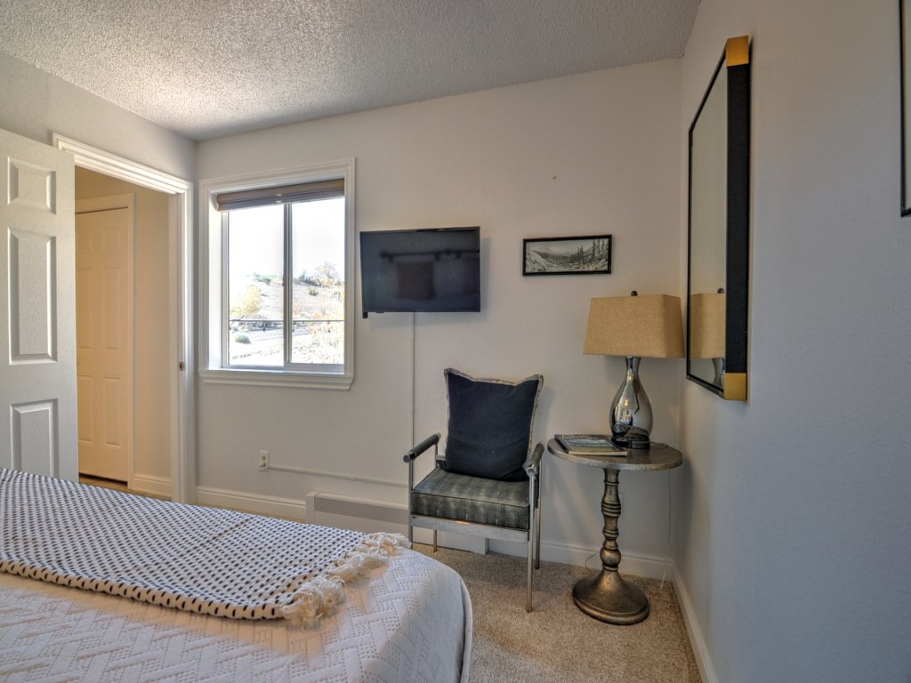 Fairway Desert Vista-Valley Views Next to Golf Vacation Rental in Grand Junction - RedAwning
