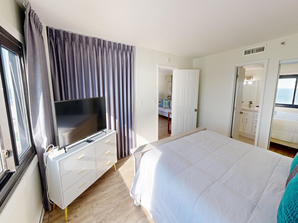 Emerald Towers 904 Vacation Rental in Destin - RedAwning