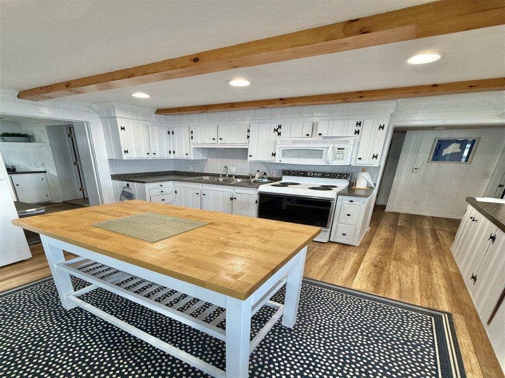 GRANDVIEW LAKEFRONT LIMIT 9 Vacation Rental in Maine - RedAwning
