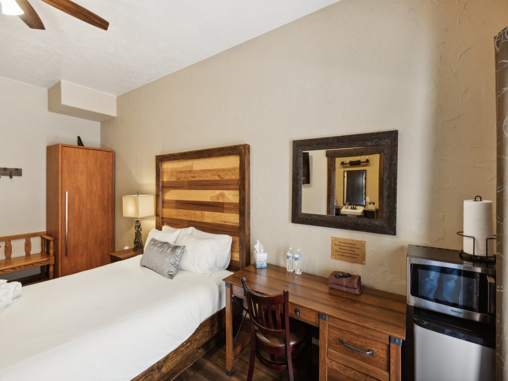 Room 15 - Monument Valley Vacation Rental in Utah - RedAwning