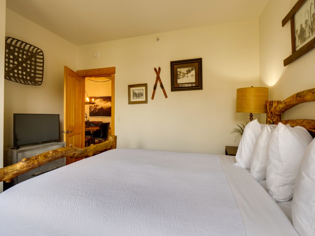 Taylor's Crossing 2 Bedroom Condo #305 Vacation Rental in Copper Mountain - RedAwning