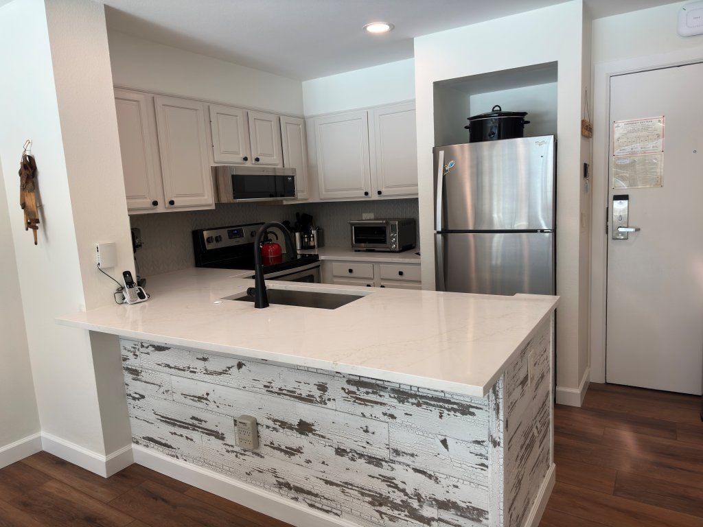 Beautiful Renovated 1BR Lakeside Condo Vacation Rental in Keystone - RedAwning