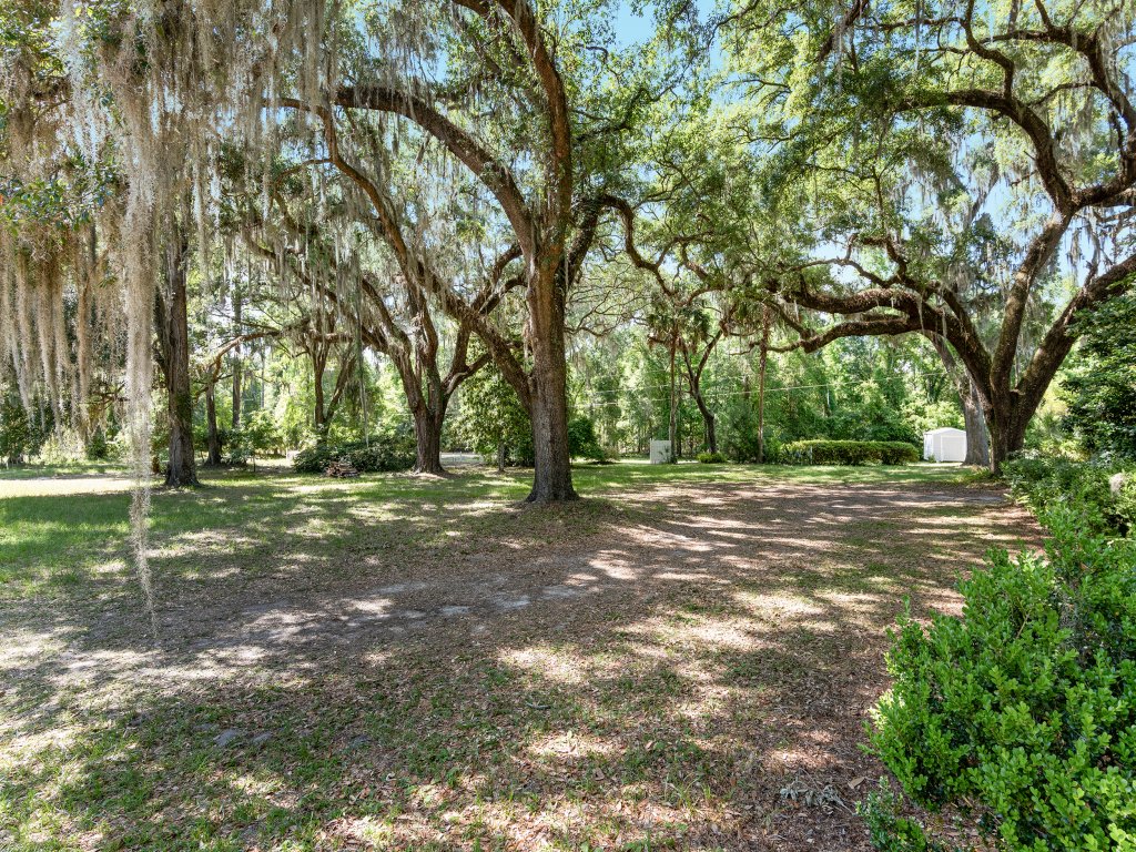 Ponderosa Farmhouse: Serene 2.7 Acres by UF Vacation Rental in Florida - RedAwning