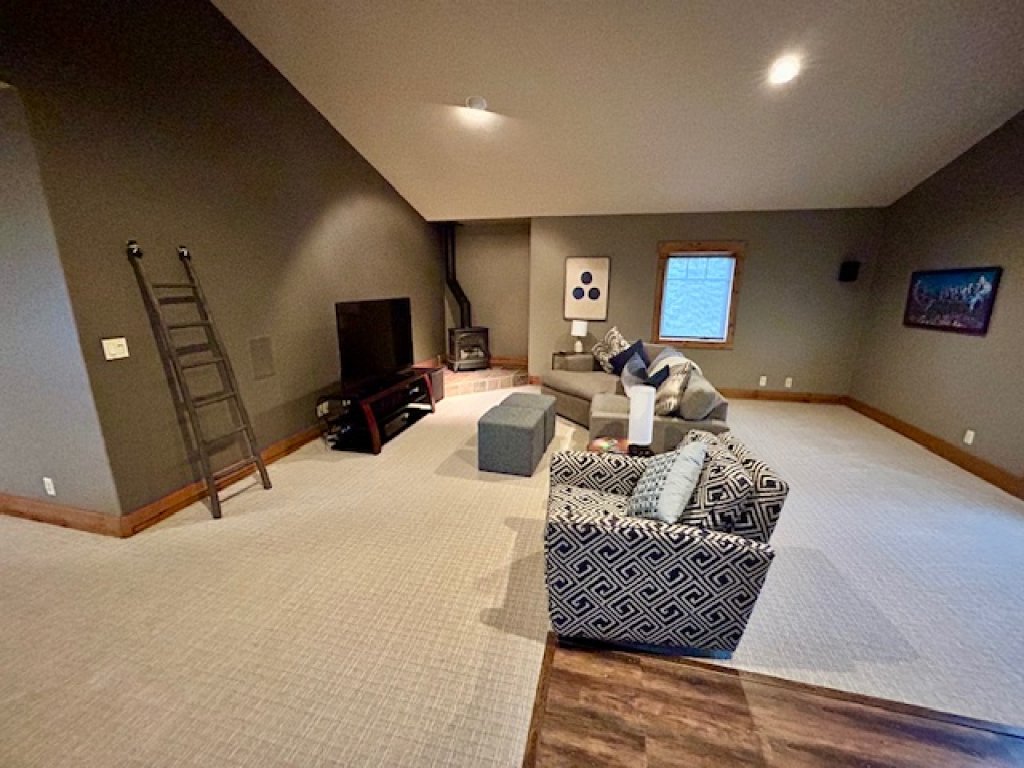 Seven Peaks 30 Day Minimum Vacation Rental in Bend - RedAwning
