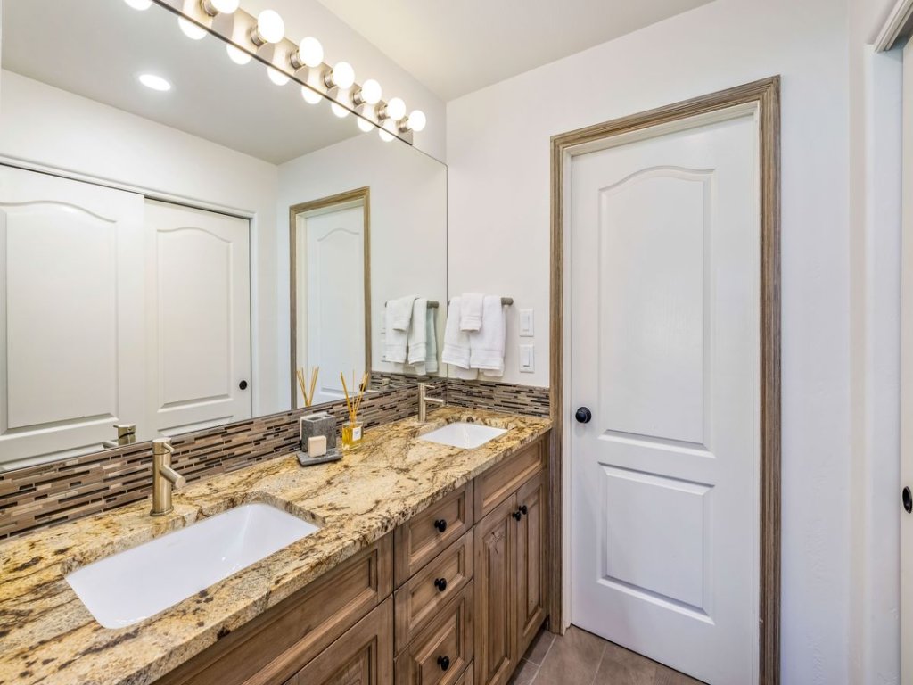 Stunning Renovated 2 Bedroom in Arrowhead Village! Vacation Rental in Edwards - RedAwning