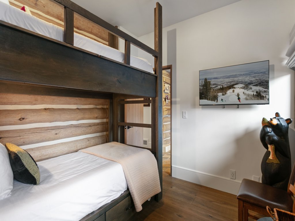 Pine Inn 9  -  Two Bedroom with Spa Trail's End Lodge Vacation Rental in Park City - RedAwning