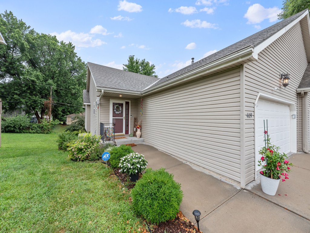 Beautiful Townhome 11 minutes to Downtown Vacation Rental in Kansas City - RedAwning