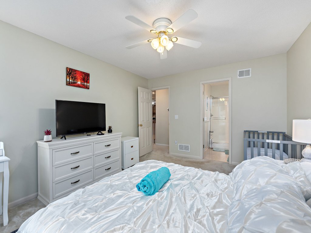 Spacious Kansas City Townhome 2 Living Rooms Near Downtown Stadiums and MCI Vacation Rental in Kansas City - RedAwning