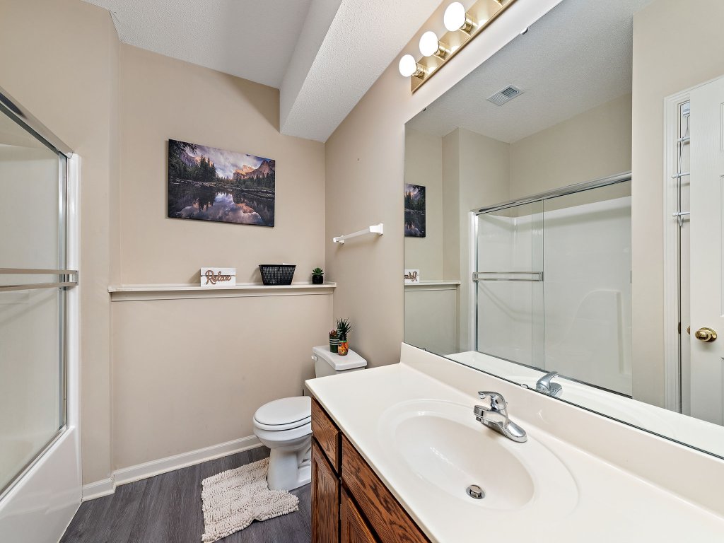 Beautiful Townhome 11 minutes to Downtown Vacation Rental in Kansas City - RedAwning