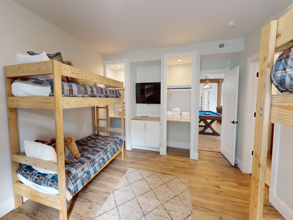 Red Spruce 07 - Brigham Eight Bedroom Home Vacation Rental in Snowshoe - RedAwning