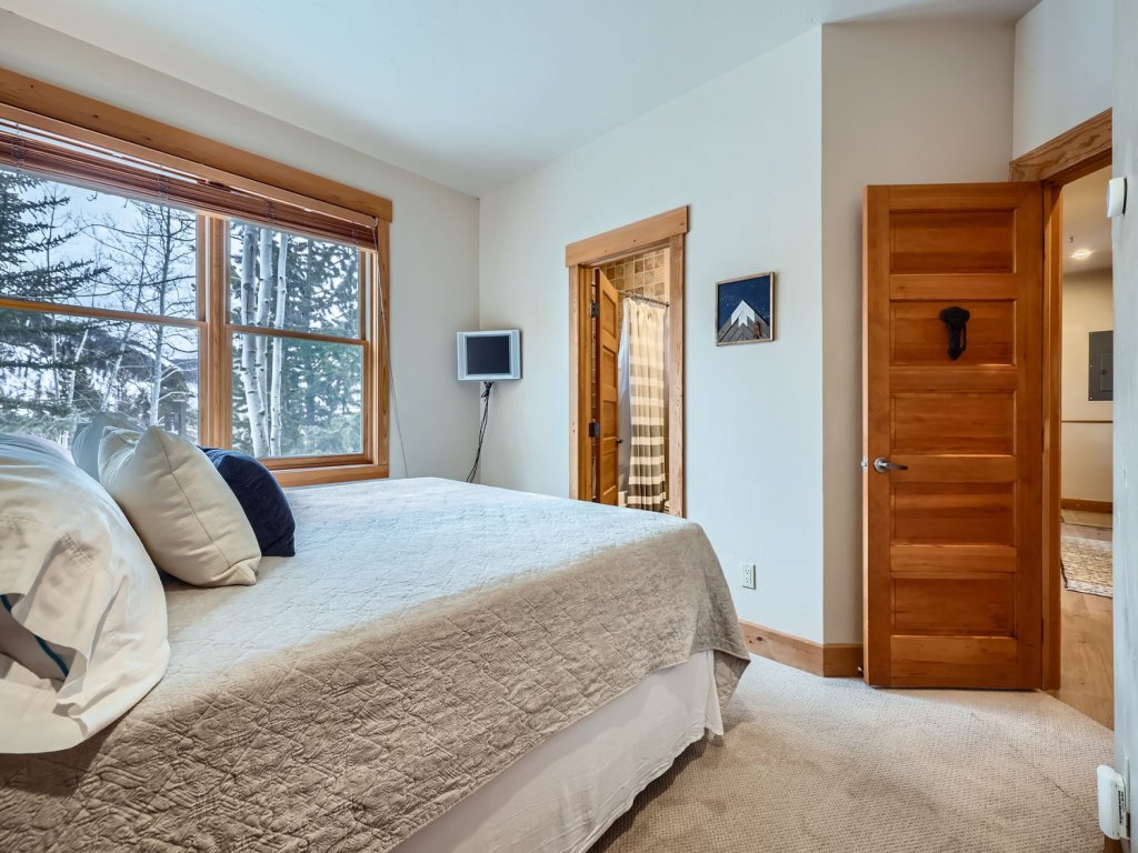 6 Cabin in the Pines Vacation Rental in Keystone - RedAwning
