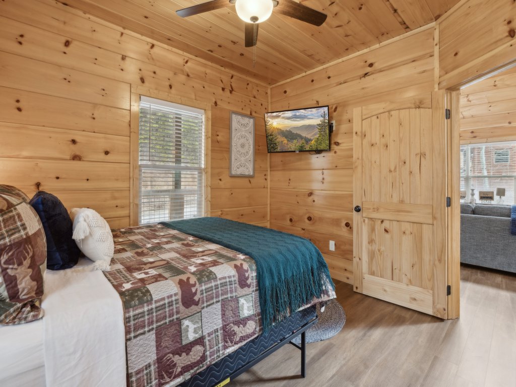 Big Bear Splash Vacation Rental in Sevierville - RedAwning