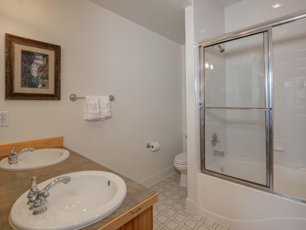 Saddle Ridge B5 Vacation Rental in Big Sky - RedAwning