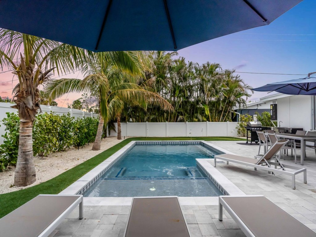 LivinGood Vacation Rental in Holmes Beach - RedAwning