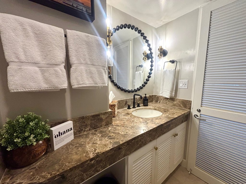 Honu Hideaway Studio at Royal Garden Vacation Rental in Honolulu - RedAwning