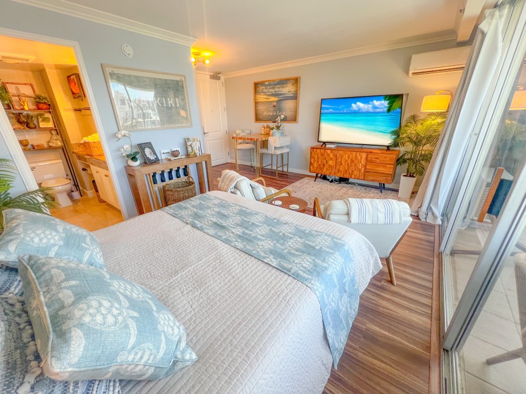 Honu Hideaway Studio at Royal Garden Vacation Rental in Honolulu - RedAwning