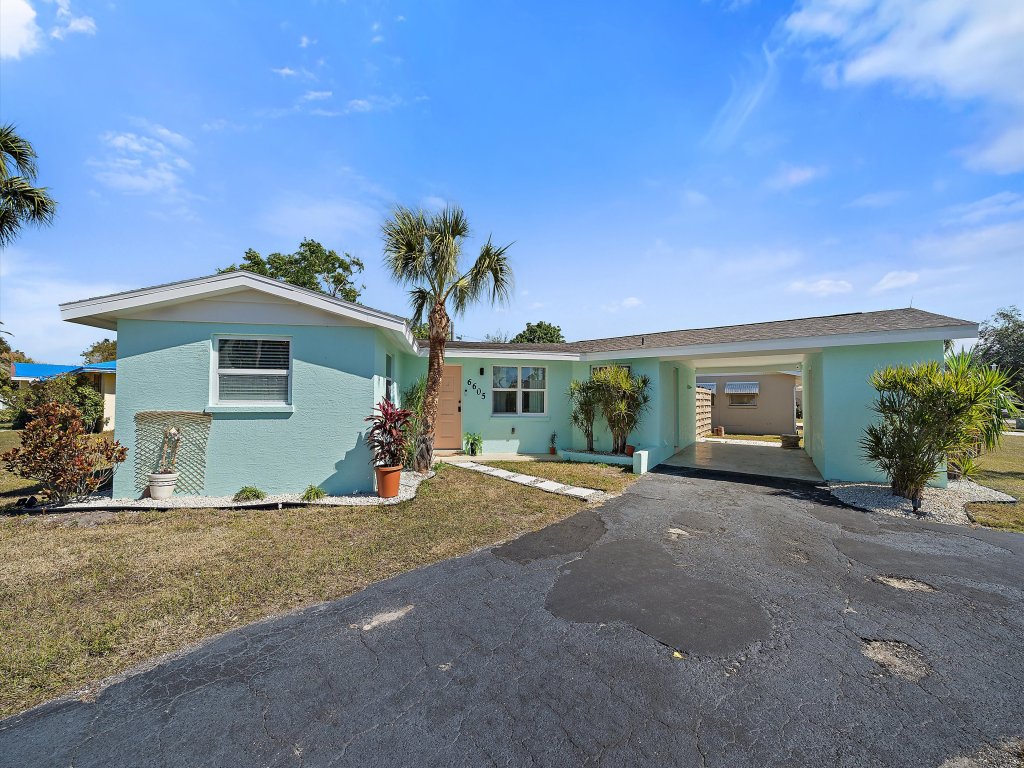 Coastal Cottage Vacation Rental in Sarasota - RedAwning