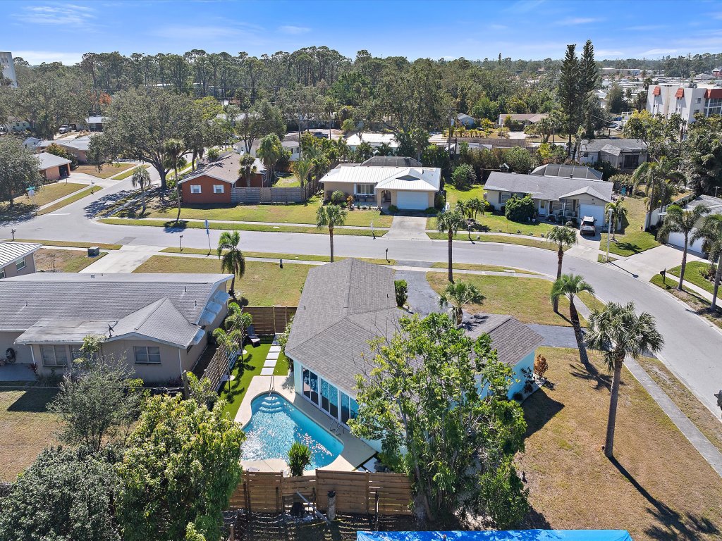 Coastal Cottage Vacation Rental in Sarasota - RedAwning