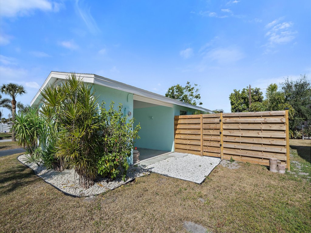 Coastal Cottage Vacation Rental in Sarasota - RedAwning