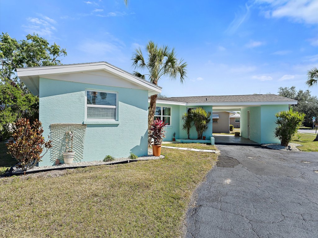 Coastal Cottage Vacation Rental in Sarasota - RedAwning