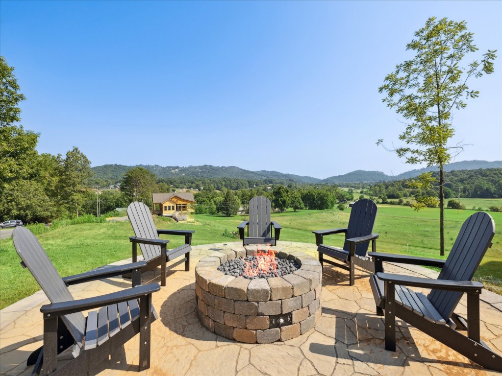 Robeson Hood Lodge Vacation Rental in Sevierville - RedAwning
