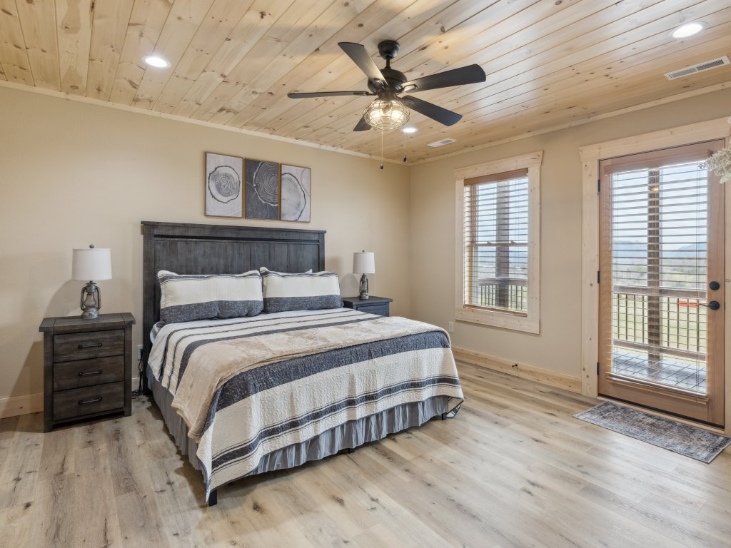 Robeson Hood Lodge Vacation Rental in Sevierville - RedAwning