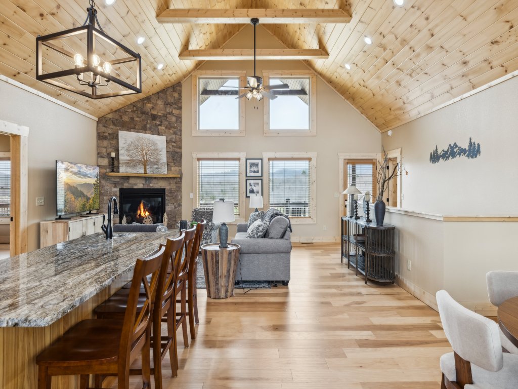 Robeson Hood Lodge Vacation Rental in Sevierville - RedAwning