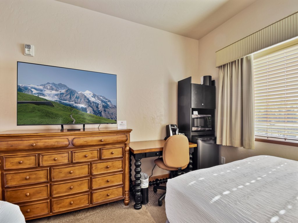 Villa 2055 2 Queen Beds - 1 Bedroom 1 Bath No Kitchen Vacation Rental in Midway - RedAwning