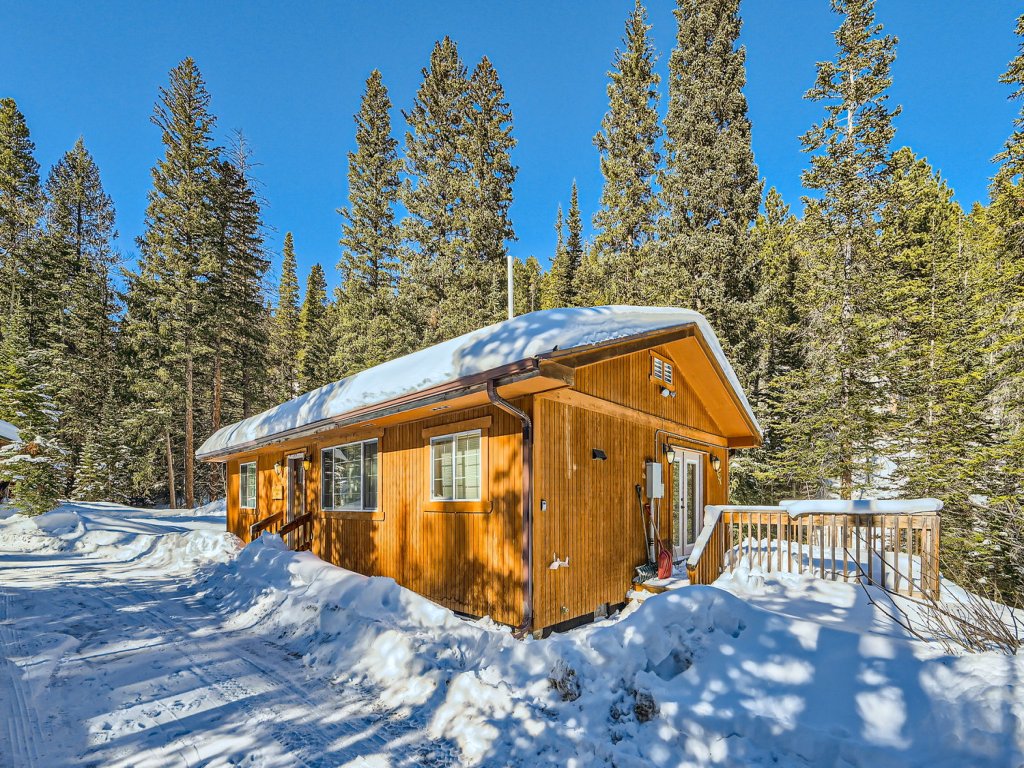 Moon Creek Cabin 4WD Vacation Rental in Colorado - RedAwning