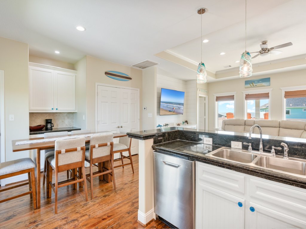 Gulf Winds Vacation Rental in Texas - RedAwning