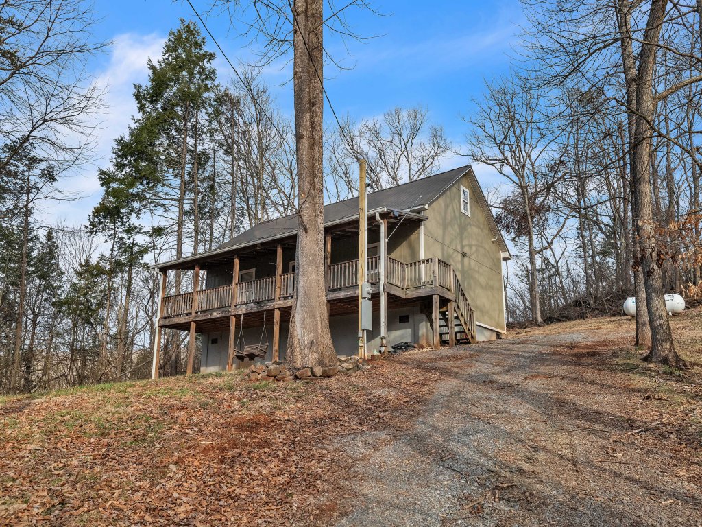 Hillside Hideaway Vacation Rental in Tennessee - RedAwning
