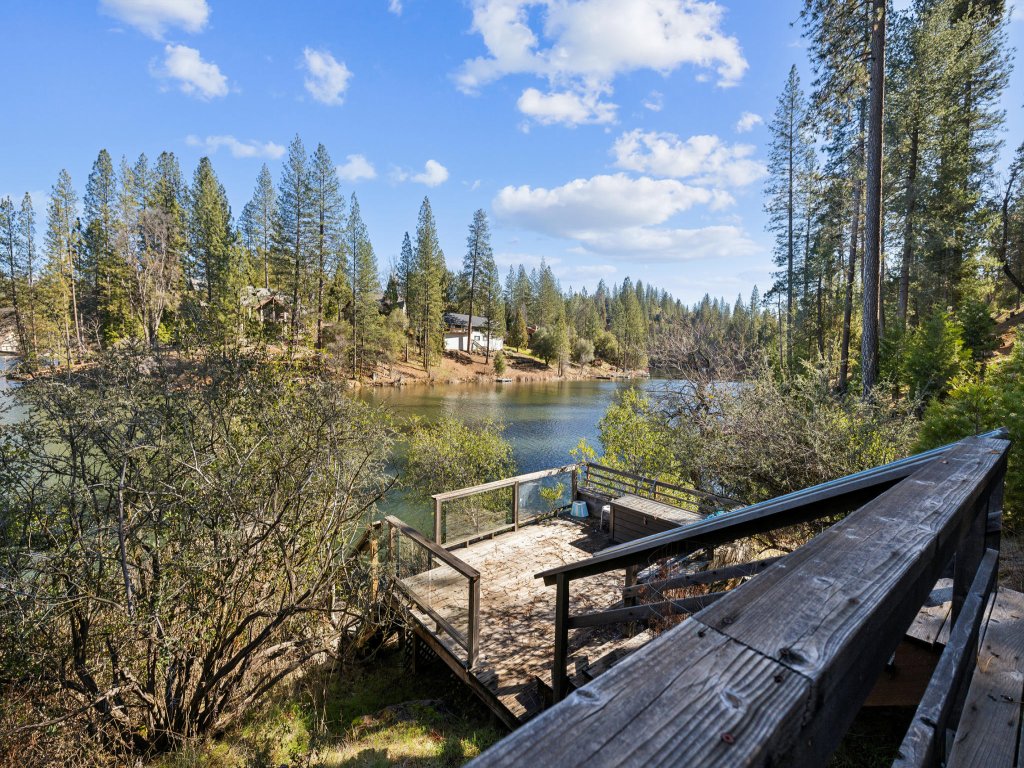 Golden Peak Cabin Vacation Rental in California - RedAwning