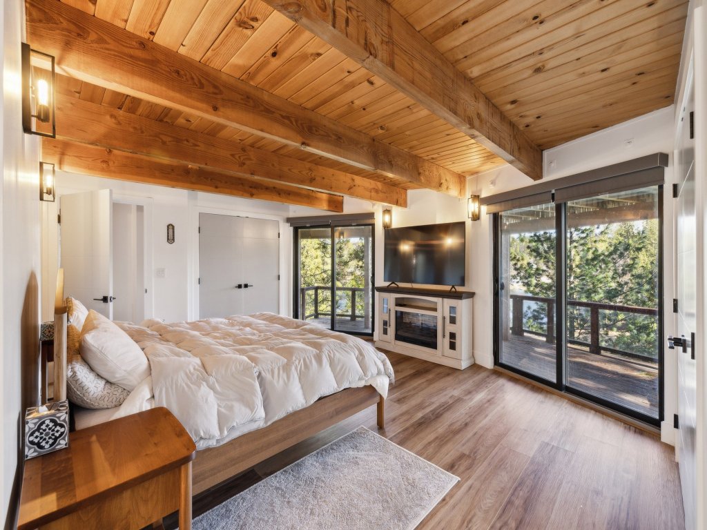 Golden Peak Cabin Vacation Rental in California - RedAwning