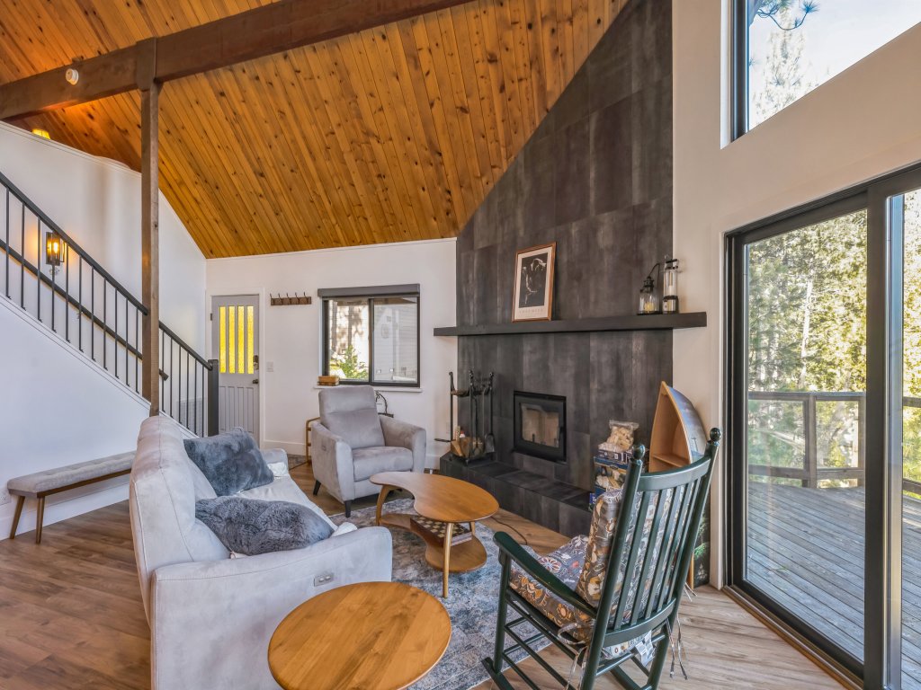Golden Peak Cabin Vacation Rental in California - RedAwning