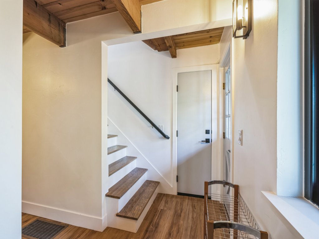 Golden Peak Cabin Vacation Rental in California - RedAwning