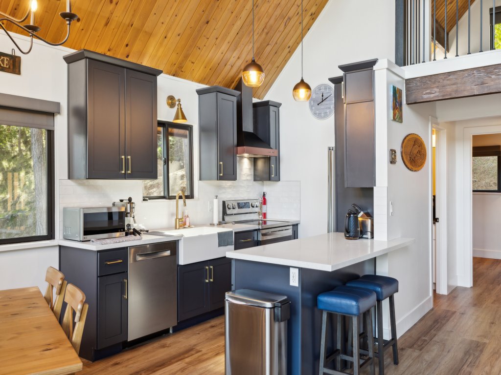 Golden Peak Cabin Vacation Rental in California - RedAwning