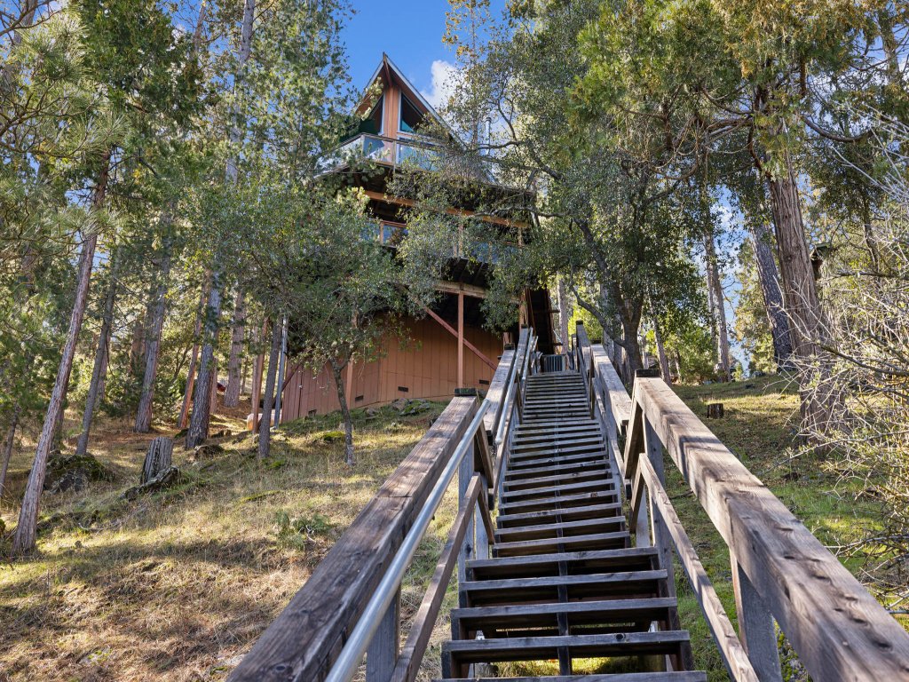 Golden Peak Cabin Vacation Rental in California - RedAwning