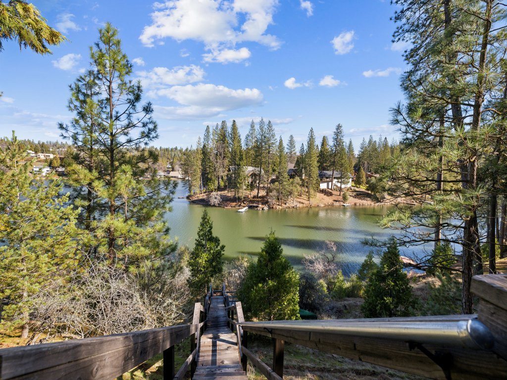 Golden Peak Cabin Vacation Rental in California - RedAwning