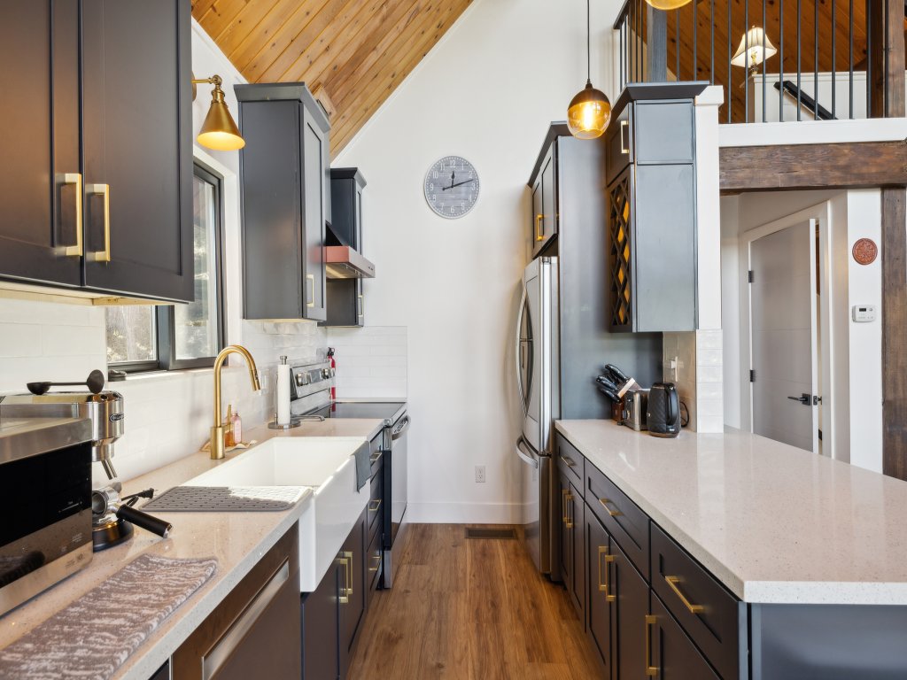 Golden Peak Cabin Vacation Rental in California - RedAwning
